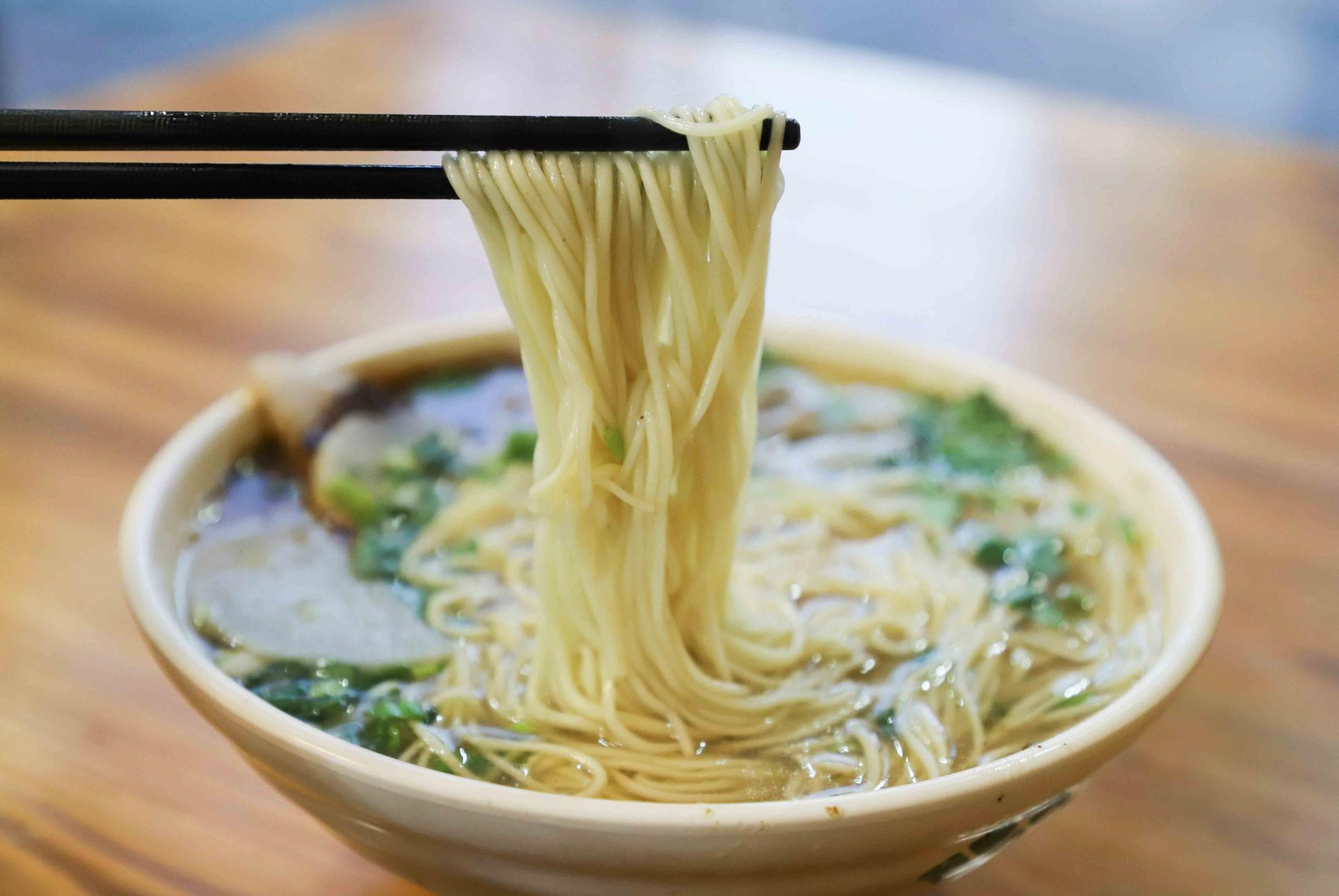 You should let the noodles hang. This helps them to cool down before you loudly slurpo them up. Photo source: catscoming