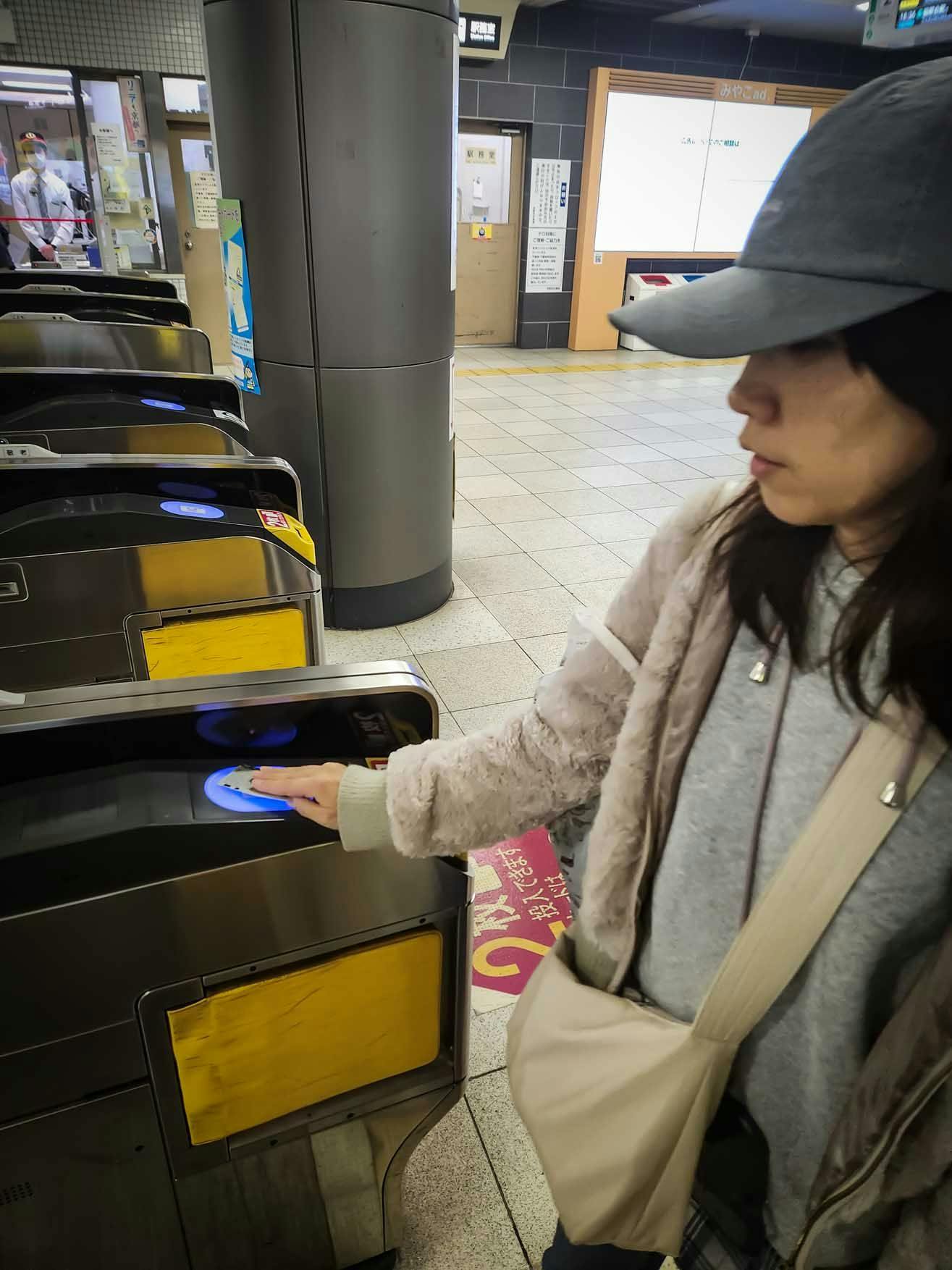 Tapping the IC card on the card-reader to exit the subway station. Photo source: James Saunders-Wyndham