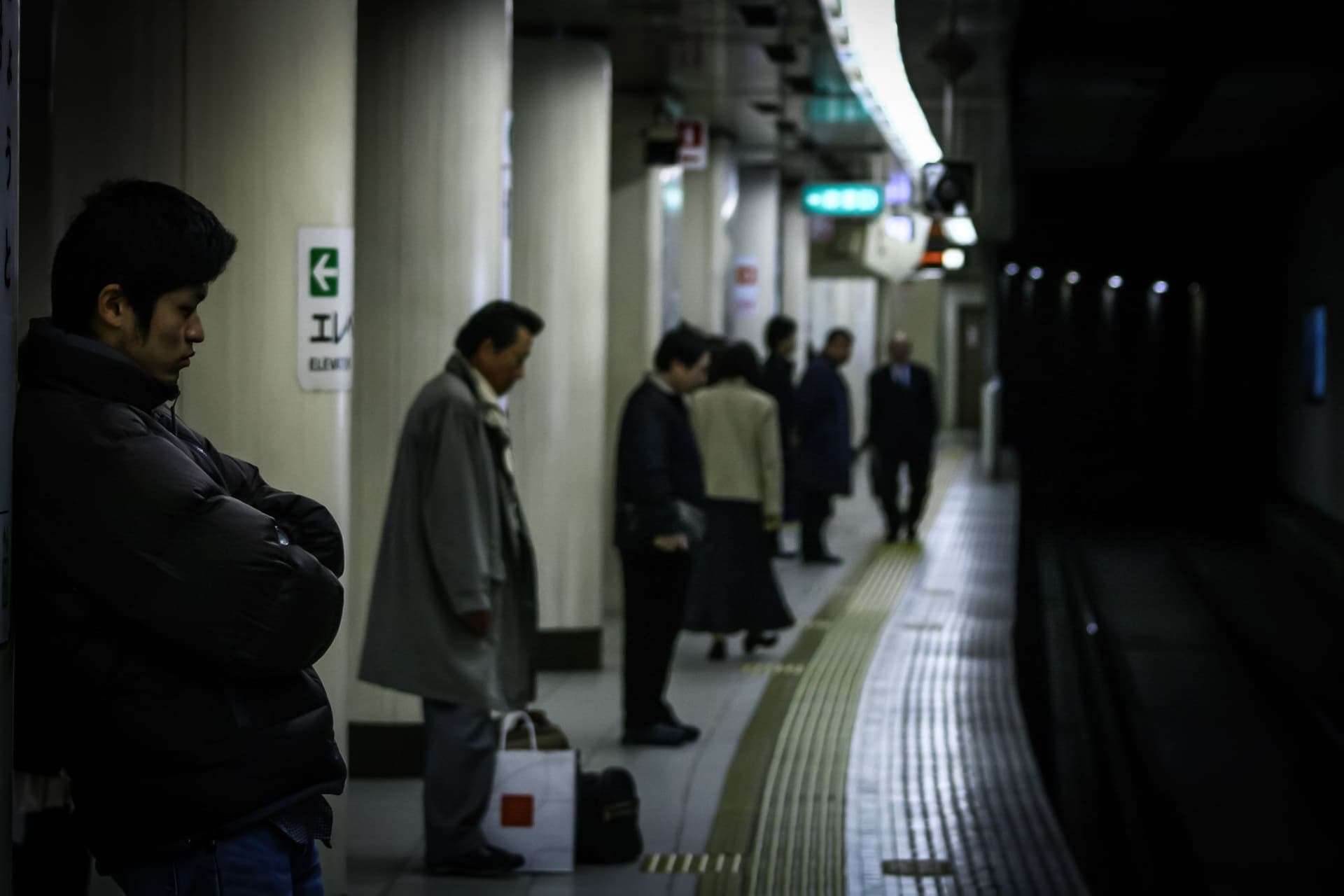 People lining up where the doors on at the train station. Photo source: James Saunders-Wyndham