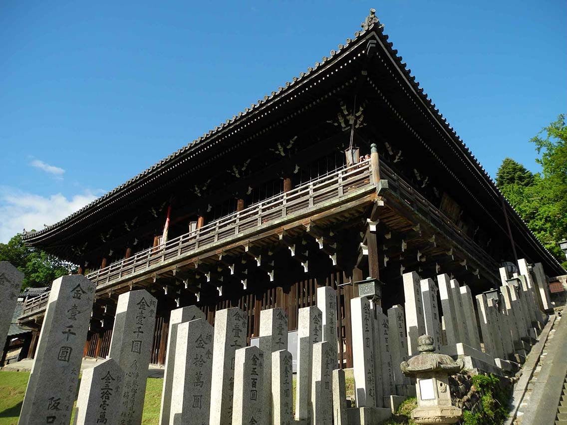 The wooden balcony of Nigatsu-dou in the ancient capital of Nara. Photo Source: santa delux